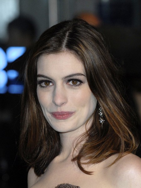 Anne Hathaway at event of Alice in Wonderland