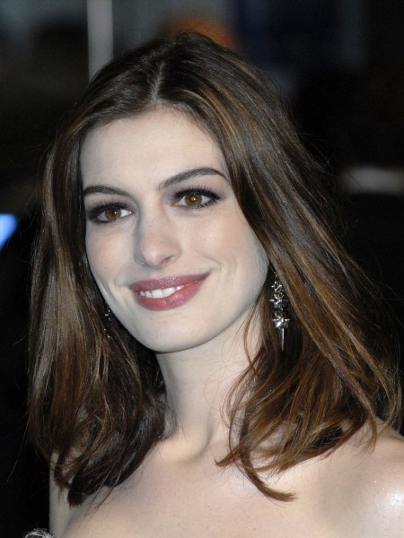 Anne Hathaway at event of Alice in Wonderland