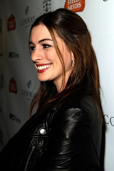 Anne Hathaway at event of Breaking Upwards