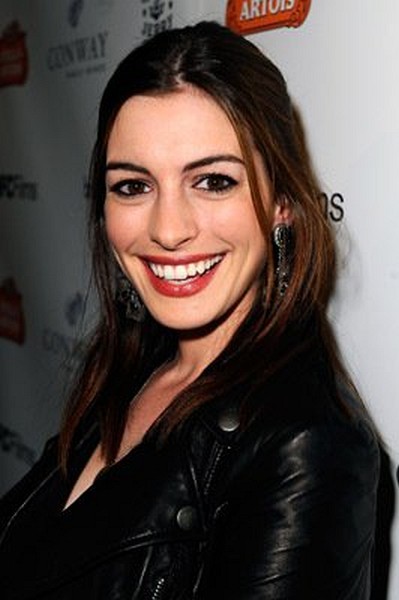 Anne Hathaway at event of Breaking Upwards