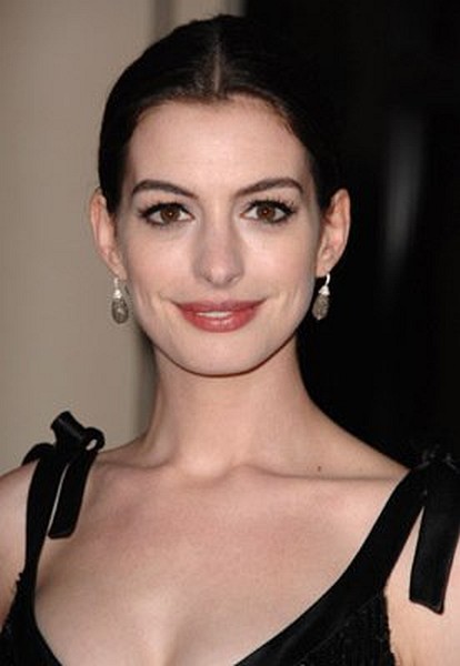 Anne Hathaway at event of Valentino: The Last Emperor