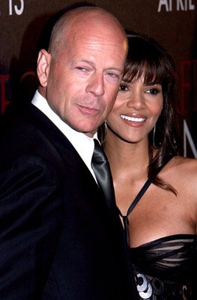 Bruce Willis and Halle Berry at event of Perfect Stranger