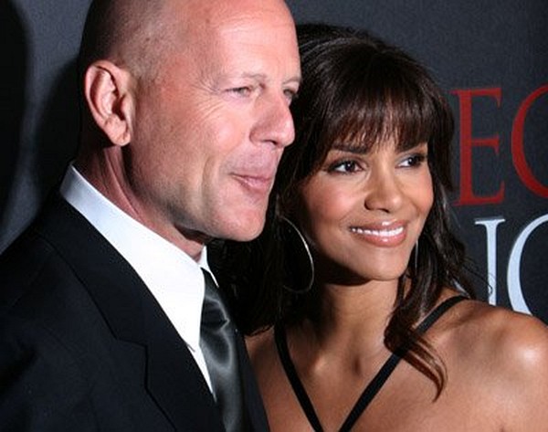 Bruce Willis and Halle Berry at event of Perfect Stranger