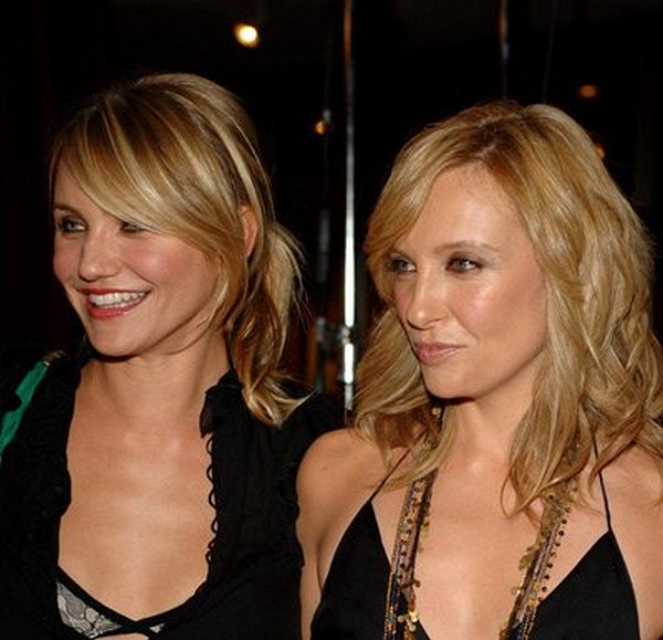 Cameron Diaz and Toni Collette at event of In Her Shoes