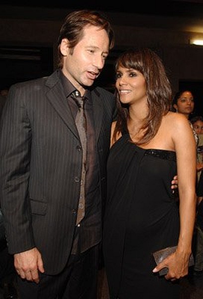 David Duchovny and Halle Berry at event of Things We Lost in the Fire