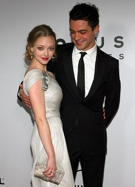 Dominic Cooper and Amanda Seyfried at event of The 66th Annual Golden Globe Awards