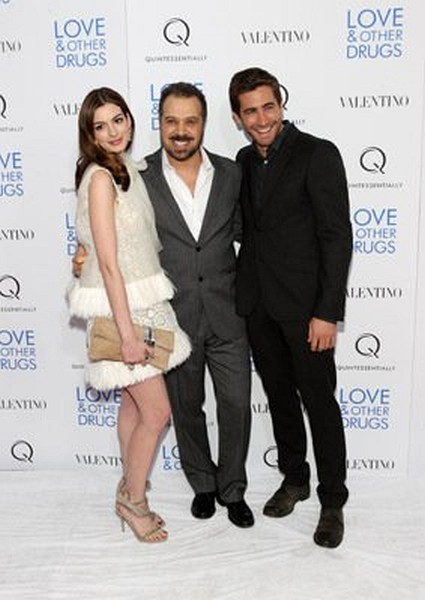 Photo: Edward Zwick, Anne Hathaway and Jake Gyllenhaal at event of Love & Other Drugs