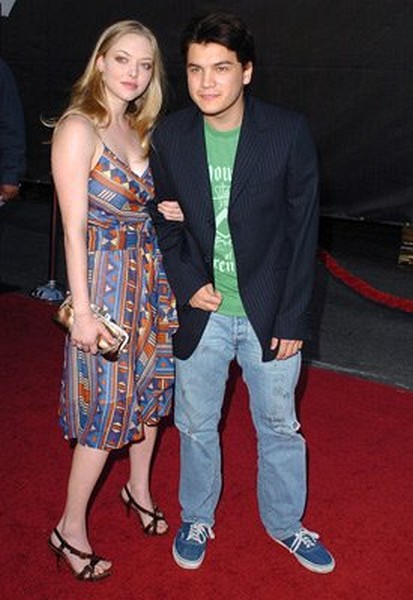 Emile Hirsch and Amanda Seyfried at event of Lords of Dogtown