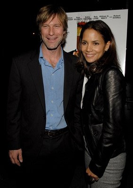 Halle Berry and Aaron Eckhart at event of Thank You for Smoking