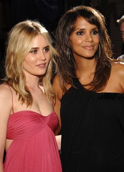 Halle Berry and Alison Lohman at event of Things We Lost in the Fire