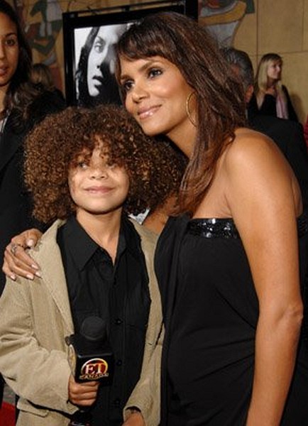 Halle Berry and Micah Berry at event of Things We Lost in the Fire