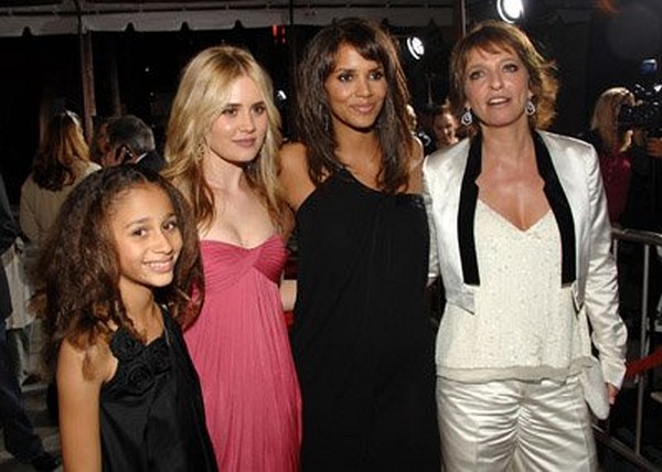 Halle Berry, Susanne Bier, Alison Lohman and Alexis Llewellyn at event of Things We Lost in the Fire