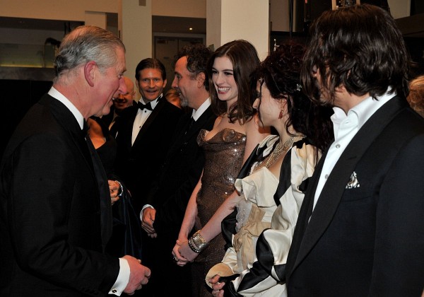 Photo: Helena Bonham Carter, Tim Burton, Crispin Glover, Anne Hathaway and Prince Charles at event of Alice in Wonderland