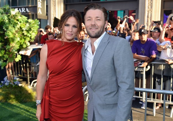 Jennifer Garner and Joel Edgerton at event of The Odd Life of Timothy Green