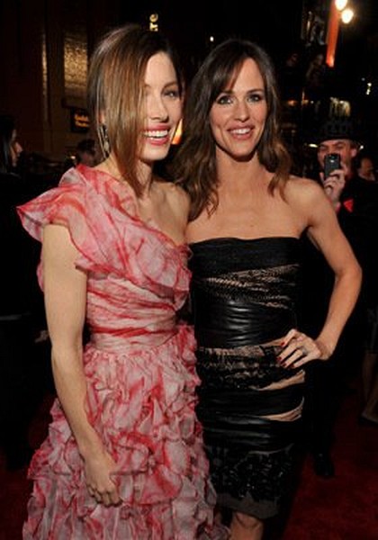 Jessica Biel and Jennifer Garner at event of Valentine's Day