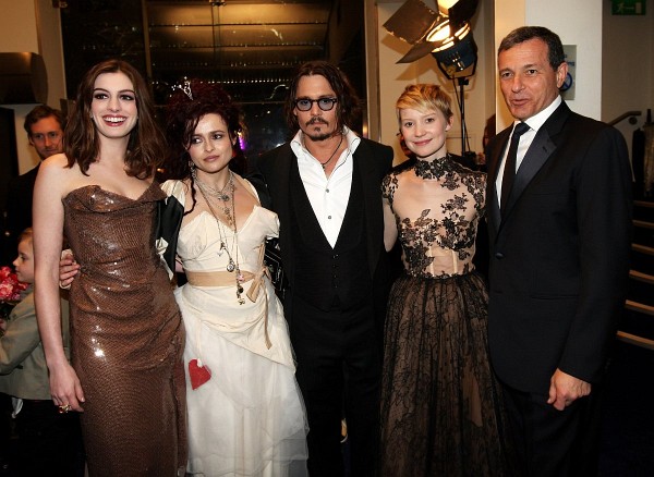 Photo: Johnny Depp, Helena Bonham Carter, Anne Hathaway, Mia Wasikowska and Robert A. Iger at event of Alice in Wonderland