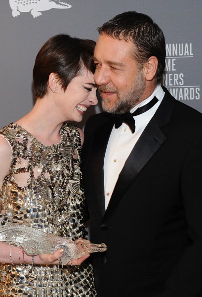Photo: Russell Crowe and Anne Hathaway