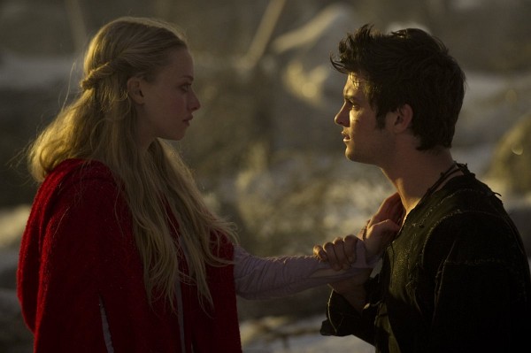 Still of Amanda Seyfried and Shiloh Fernandez in Red Riding Hood