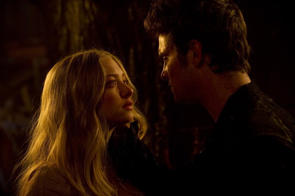 Still of Amanda Seyfried and Shiloh Fernandez in Red Riding Hood
