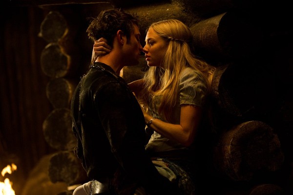 Still of Amanda Seyfried and Shiloh Fernandez in Red Riding Hood