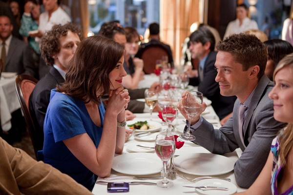 Still of Anne Hathaway and Topher Grace in Valentine's Day