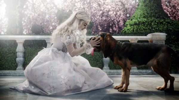 Still of Anne Hathaway in Alice in Wonderland