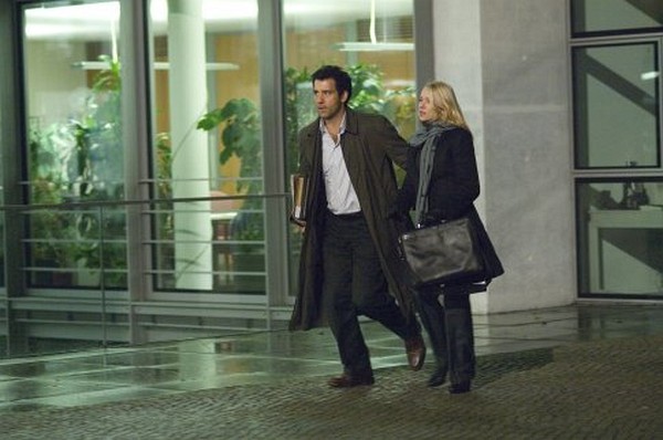 Still of Clive Owen and Naomi Watts in The International