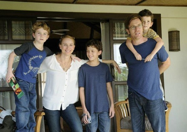 Still of Ewan McGregor, Naomi Watts, Oaklee Pendergast, Tom Holland and Samuel Joslin in The Impossible