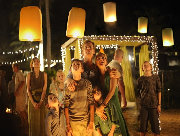 Still of Ewan McGregor, Naomi Watts, Oaklee Pendergast, Tom Holland and Samuel Joslin in The Impossible