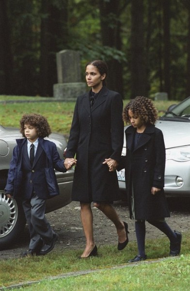 Still of Halle Berry, Alexis Llewellyn and Micah Berry in Things We Lost in the Fire