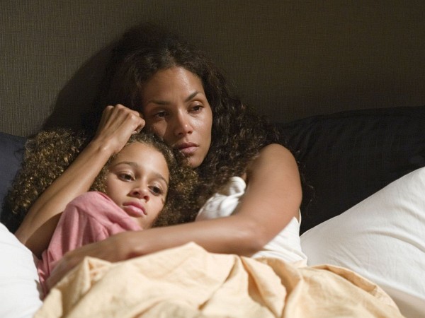 Still of Halle Berry and Alexis Llewellyn in Things We Lost in the Fire
