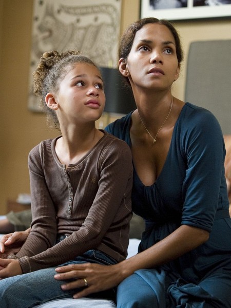 Still of Halle Berry and Alexis Llewellyn in Things We Lost in the Fire
