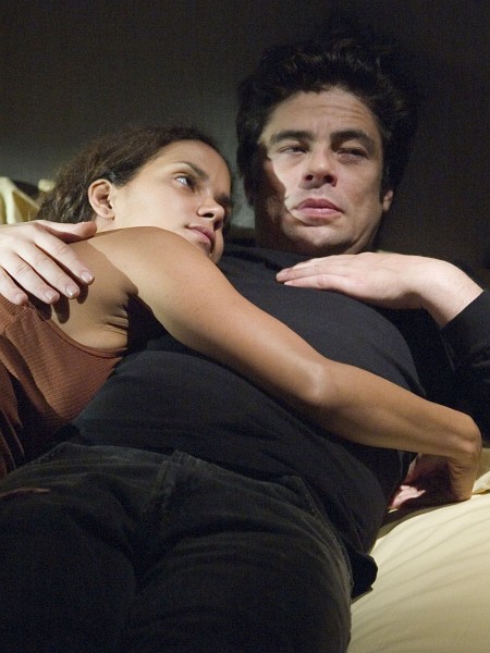 Still of Halle Berry and Benicio Del Toro in Things We Lost in the Fire