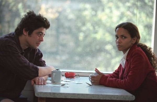 Still of Halle Berry and Benicio Del Toro in Things We Lost in the Fire