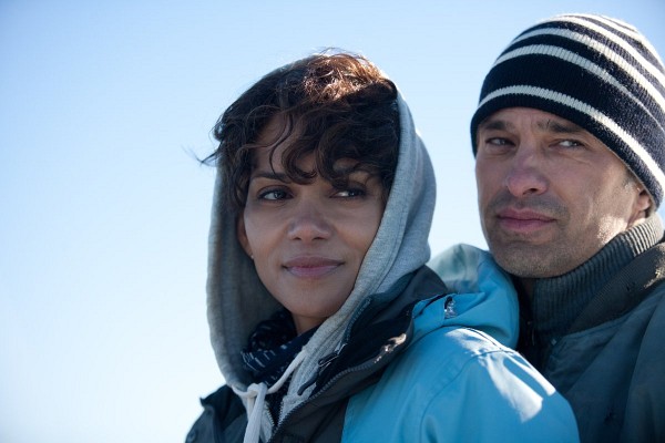 Still of Halle Berry and Olivier Martinez in Dark Tide