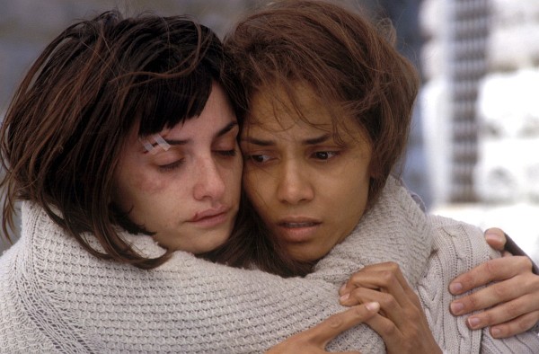 Still of Halle Berry and Penélope Cruz in Gothika