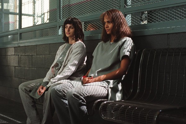 Still of Halle Berry and Penélope Cruz in Gothika