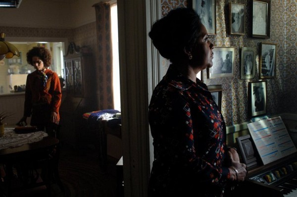 Still of Halle Berry and Phylicia Rashad in Frankie & Alice