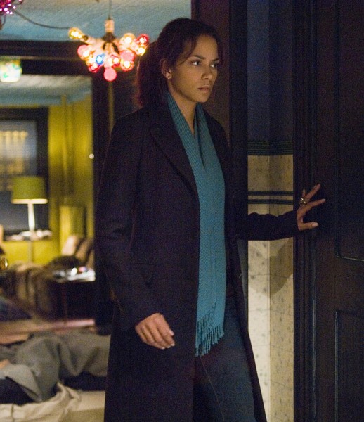 Still of Halle Berry in Perfect Stranger