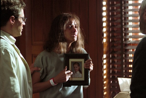 Still of Robert Downey Jr. and Halle Berry in Gothika