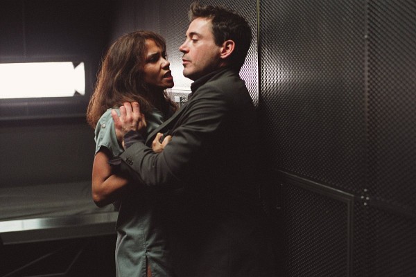 Still of Robert Downey Jr. and Halle Berry in Gothika