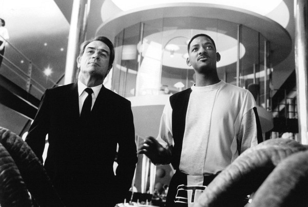 Still of Tommy Lee Jones and Will Smith in Men in Black