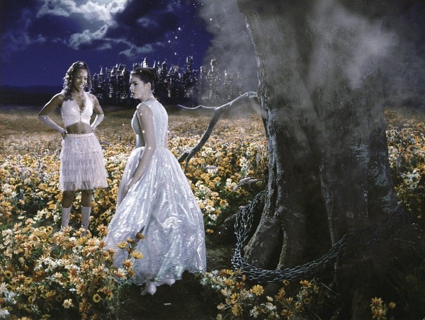 Still of Vivica A. Fox and Anne Hathaway in Ella Enchanted