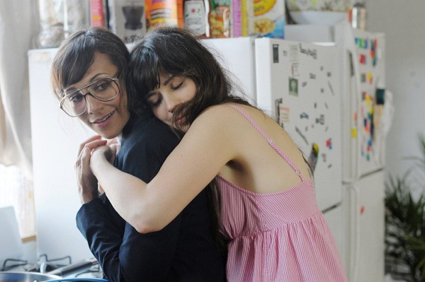 Still of Zooey Deschanel and Rashida Jones in Our Idiot Brother
