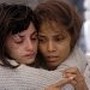 Still of Halle Berry and Penélope Cruz in Gothika