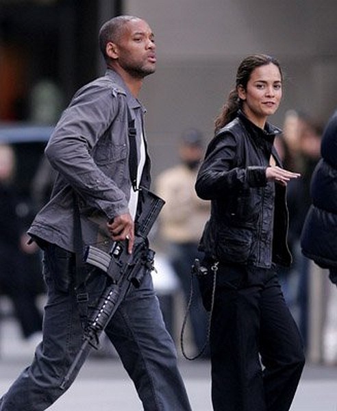 Will Smith and Alice Braga