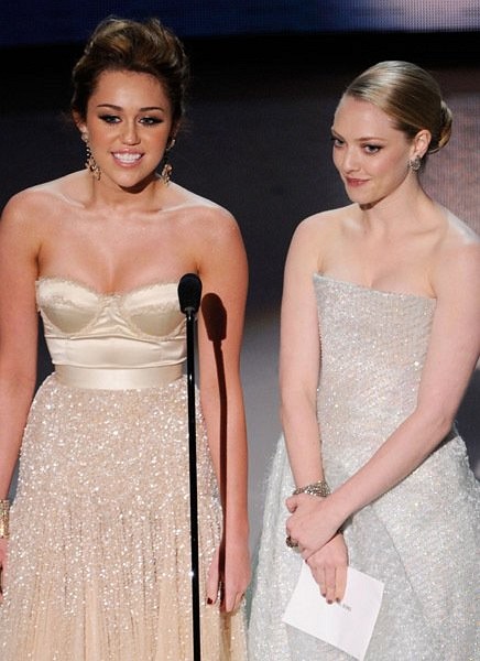 Amanda Seyfried and Miley Cyrus at event of The 82nd Annual Academy Awards