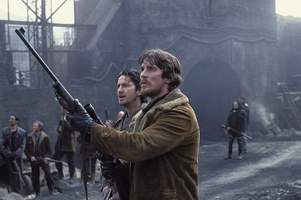 (Left to right):  Creedy (Gerard Butler), Quinn (Christian Bale)