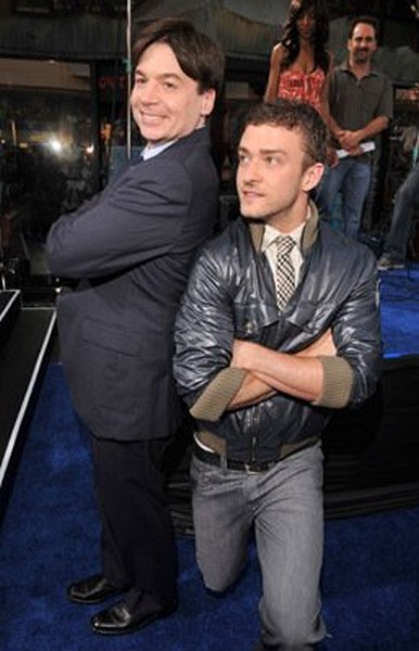 Mike Myers and Justin Timberlake at event of The Love Guru