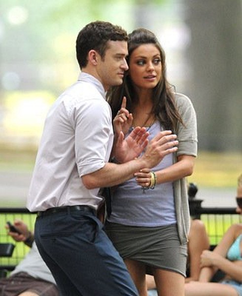 Mila Kunis and Justin Timberlake at event of Friends with Benefits